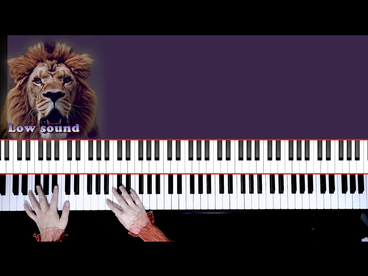 A Gima’s Piano lesson video on iPad: hands on the keyboard with the note names lit up